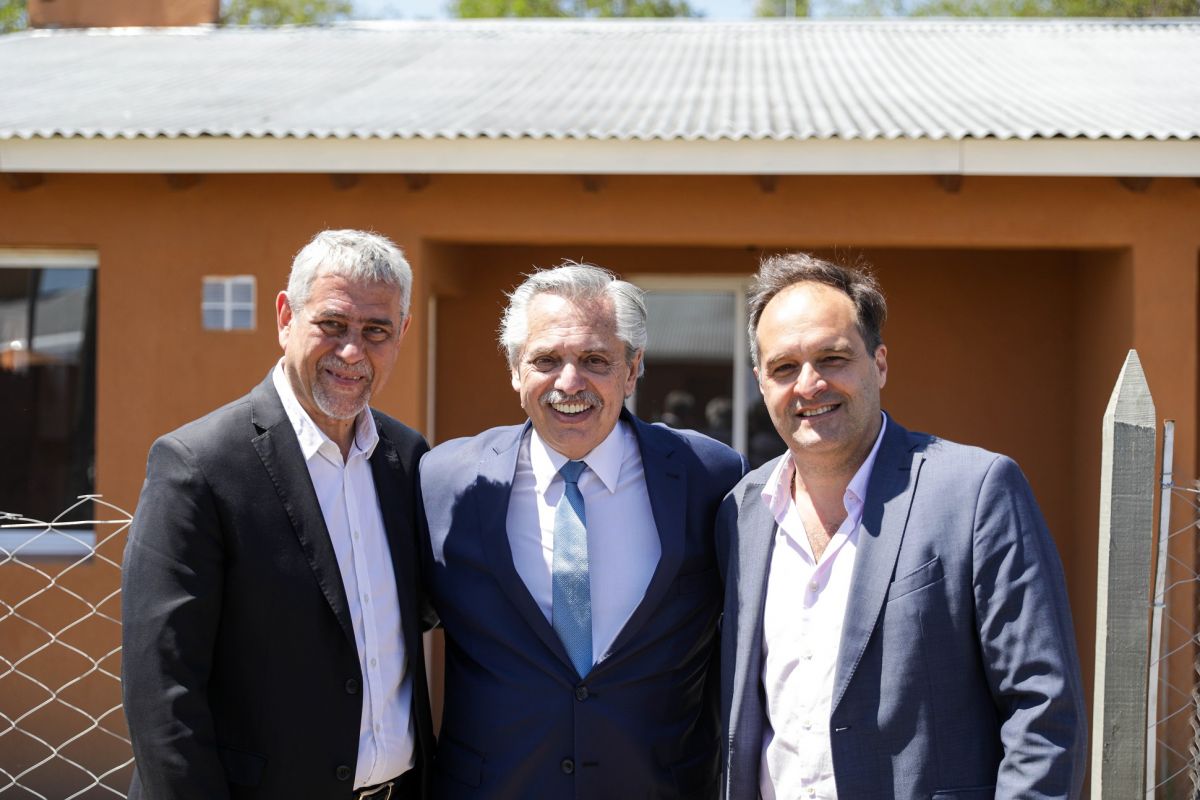 Alberto Fernández y Jorge Ferraresi adjudicaron viviendas del Programa  Reconstruir en Almirante Brown: “con estas casas ya hemos superado las 61  mil casas entregadas” – AGN Prensa Sindical