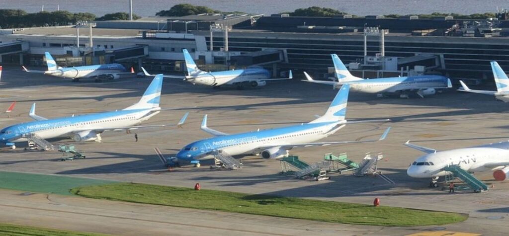 Desregulación aérea: el gobierno libertario sacó al Estado de la regulación de slots y dejó el control en manos privadas