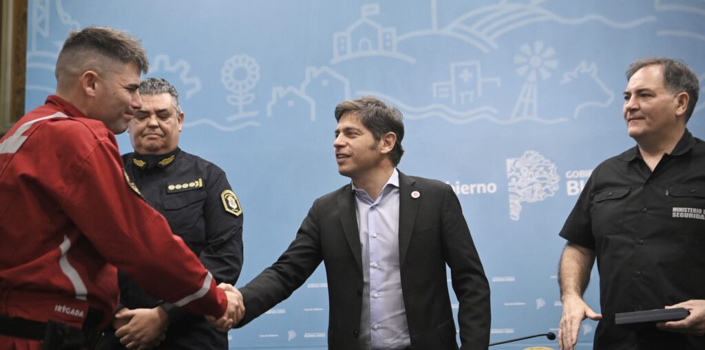 Kicillof condecoró a 32 policías por su labor en situaciones críticas
