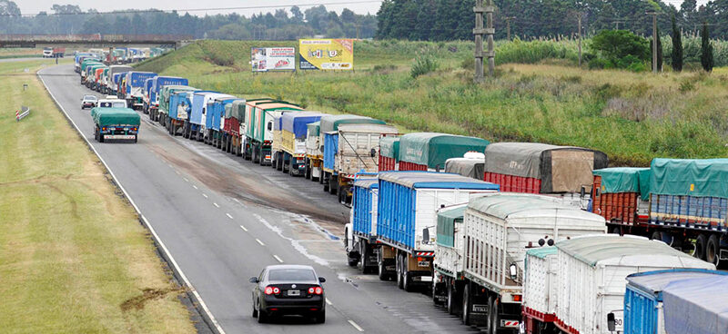 Milei disolvió la Comisión Nacional de Regulación del Transporte y concentró el control en el Ministerio de Economía