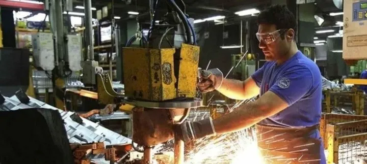 La política económica de Milei provocó el cierre de 30.000 pymes industriales y la pérdida de 70.000 empleos