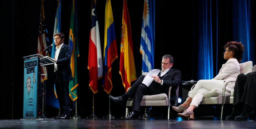 Nueva York: Kicillof reivindicó la democracia y aseguró que en Argentina con Milei «están en riesgo la división de poderes, el federalismo y la justicia»