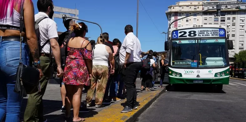 Política liberal: el gobierno de Milei castiga a la clase trabajadora con nuevos aumentos de servicios
