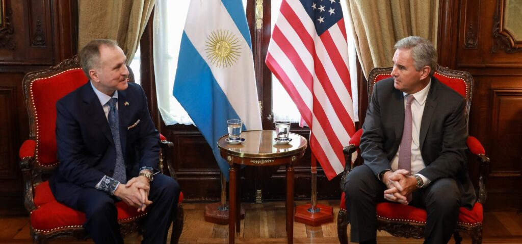 Estados Unidos ratificó su política colonial sobre la Argentina con la llegada de Peter Lamelas: el gobierno libertario celebró la dependencia