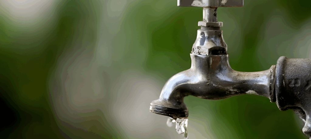 El Gobierno de Milei autorizó el corte del servicio del agua por falta de pago y aceleró la privatización de la empresa estatal AySA