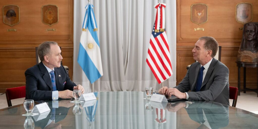 Subordinación: Santilli se reunió con el embajador de Estados Unidos y rindió cuentas sobre el rumbo político y económico del gobierno