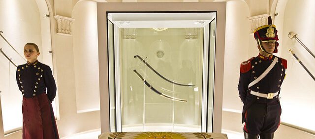 Milei contra el patrimonio nacional: la Asociación de Investigadores en Historia rechazó el retiro del sable corvo de San Martín del Museo Histórico Nacional