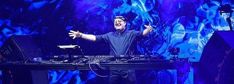 Encuentro masivo frente a la Catedral: el sacerdote Guilherme Peixoto homenajeó al Papa Francisco con música y alegría