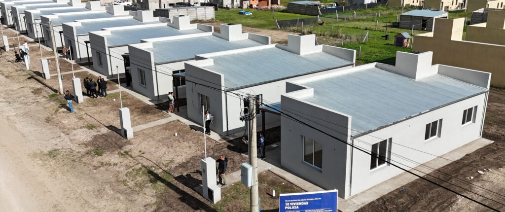 Adolfo Gonzales Chaves: Kicillof entregó viviendas y afirmó que su gobierno opta por «una comunidad solidaria organizada»