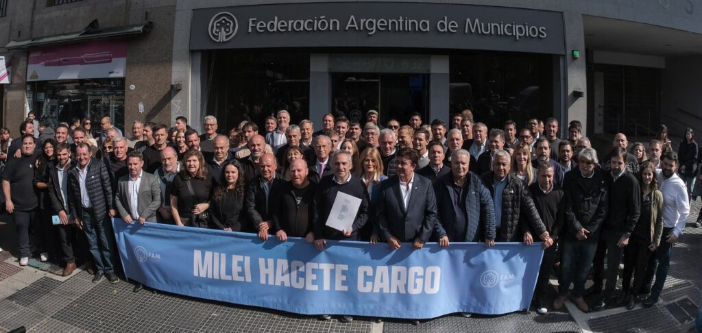 Intendentes bonaerenses se movilizaron a Capital Humano para exigir que Milei pague la deuda que mantiene con la provincia de Buenos Aires