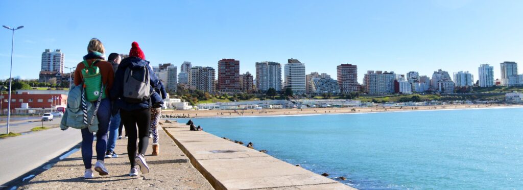 Fin de semana largo de Pascua: el consumo real cayó un 19% pese al leve repunte de viajeros en todo el país