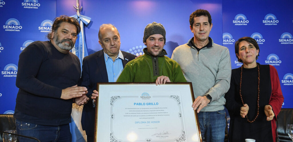Pablo Grillo fue reconocido en el Senado por su labor como fotoperiodista
