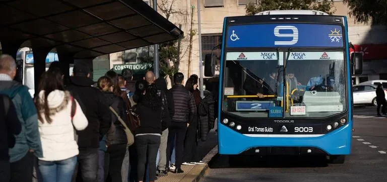 El ajuste libertario contra la clase trabajadora no para: volvió a aumentar el boleto de colectivo en el AMBA