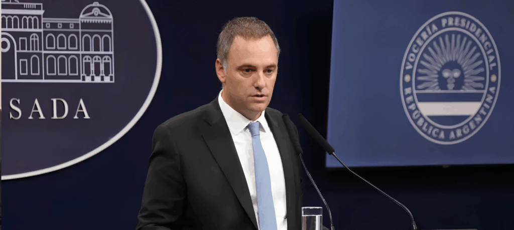 Adorni fue insostenible para el gobierno y huyó victimizándose