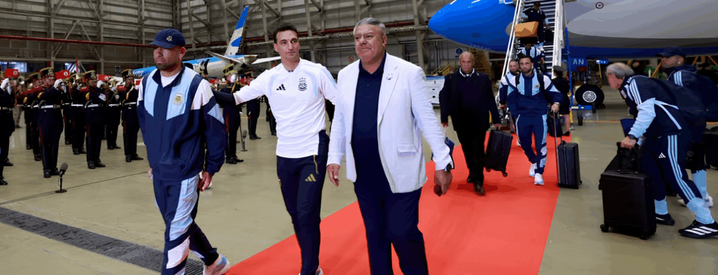 La Selección Argentina regresó al país y fue recibida por miles de personas