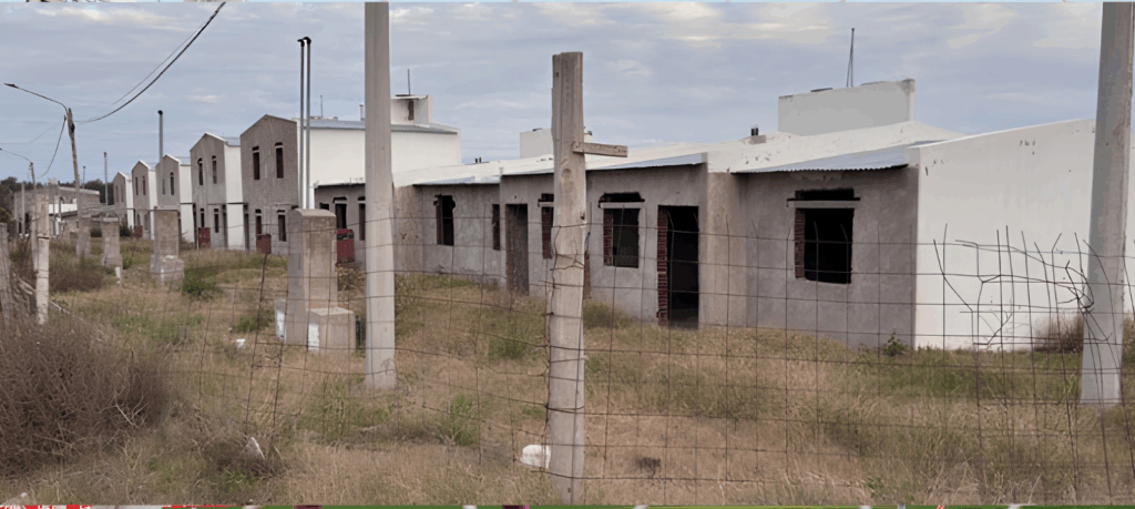 Bahía Blanca: el Gobierno bonaerense finalizará la construcción de viviendas que Milei abandonó