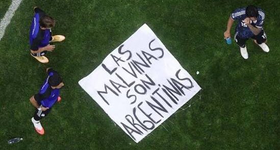 El poder político de un trapo «tribunero»: cuando el fútbol expone la mentira de la despolitización