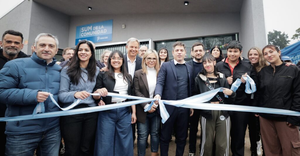 Kicillof inauguró un espacio comunitario en Almirante Brown y entregó 1.521 escrituras gratuitas: «La situación de nuestro país se resuelve cambiando de raíz la política económica»