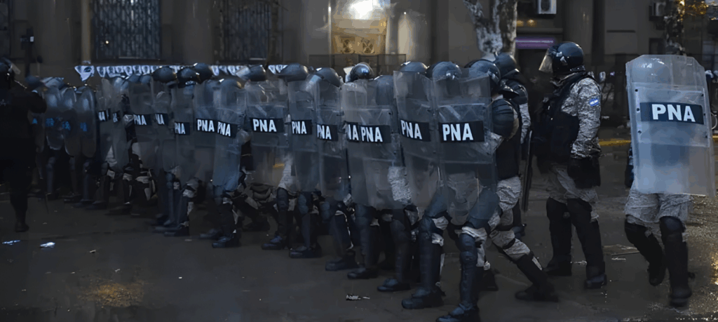 El régimen libertario reprimió al pueblo mientras el Senado trataba la ley de entrega del patrimonio nacional