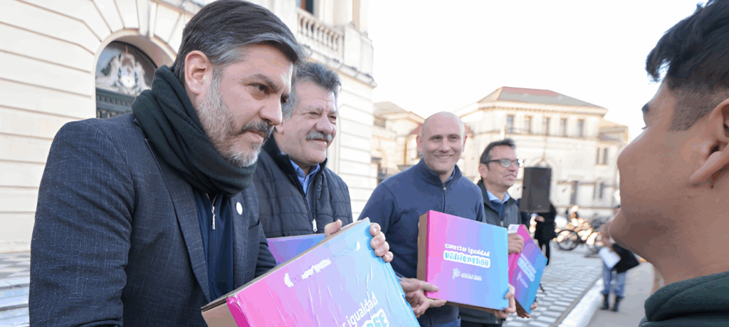 Bragado: el Gobierno de la provincia de Buenos Aires entregó computadoras a estudiantes