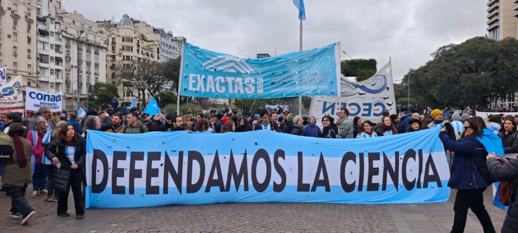 La comunidad científica rechazó la política oligárquica de Milei y se movilizó en defensa de la ciencia y de los puestos de trabajo