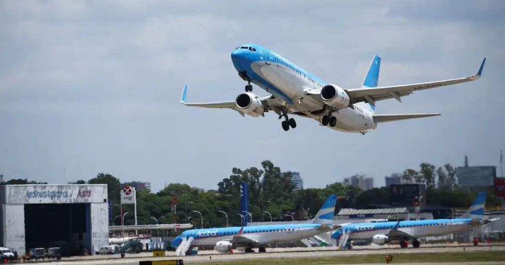 Paritarias en Aerolíneas Argentinas: los sindicatos aeronáuticos rechazaron la oferta salarial de la empresa