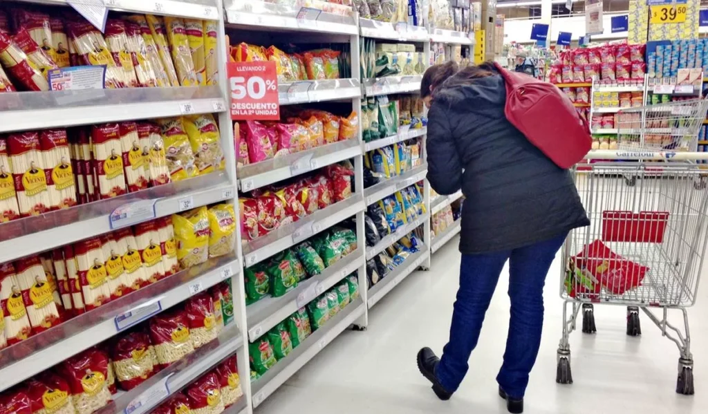 La caída del consumo se profundizó: las ventas en supermercados bajaron 2,1%