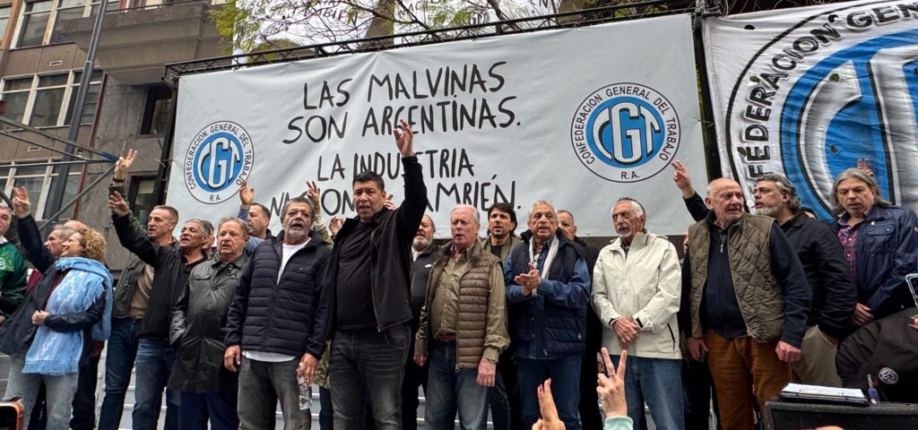 La CGT se movilizó en defensa de la Industria Nacional y el trabajo argentino: «no estamos dispuestos a entregar las banderas»