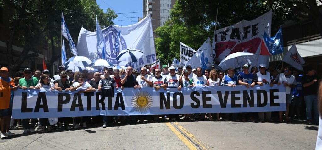 DNU 70/23: la extranjerización de la tierra sin límites y también la puerta abierta al brutal endeudamiento familiar