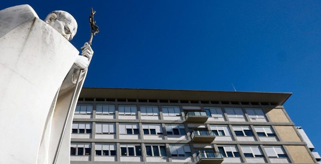 El Papa fue operado con éxito y permanecerá internado en observación