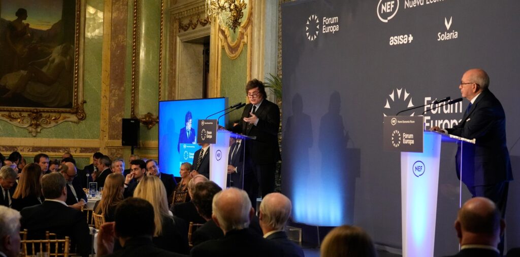 España: Milei atacó a Pedro Sánchez y aseguró que «los inmigrantes están desintegrando la sociedad europea»